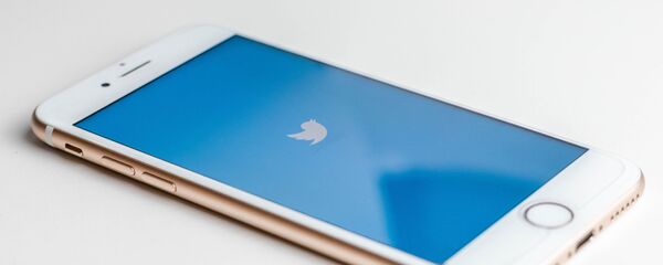 Un móvil con el logo de Twitter - Sputnik Mundo