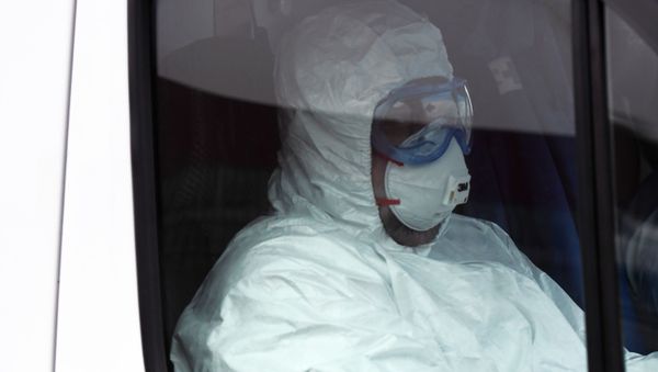 Un médico en traje de protección en Rusia Un médico en traje de protección en Rusia - Sputnik Mundo