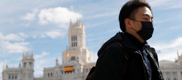 Un hombre en mascarilla en Madrid - Sputnik Mundo