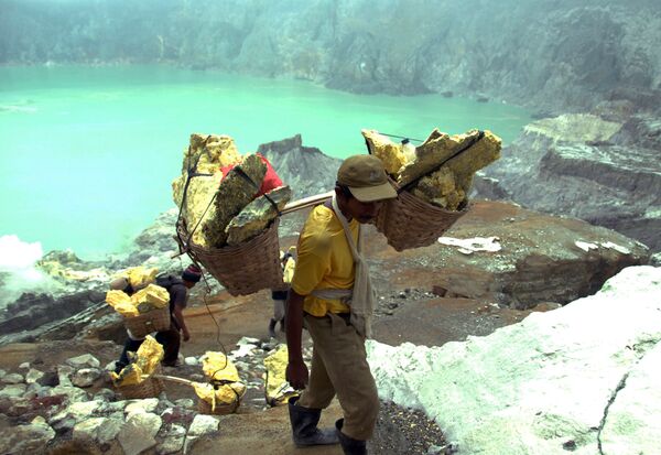 El volcán Kawah Ijen y su anillo de llamas azules El volcán Kawah Ijen y su anillo de llamas azules - Sputnik Mundo