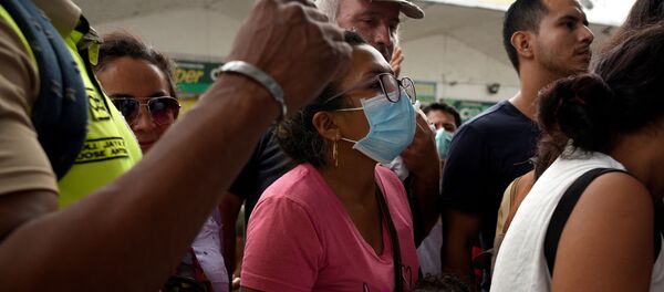Gente en cola para comprar mascarillas en Ecuador - Sputnik Mundo