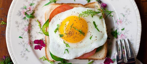 Unos huevos fritos - Sputnik Mundo