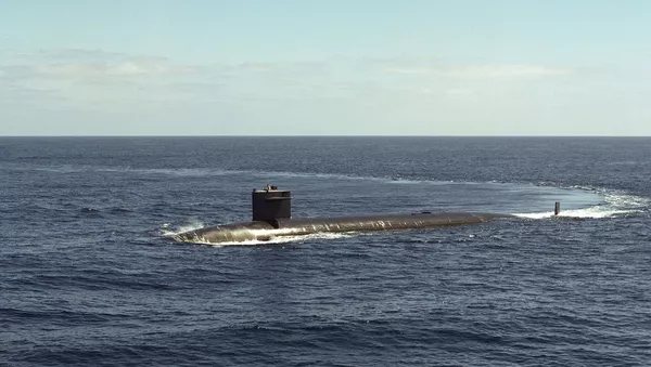 Un submarino emergiendo