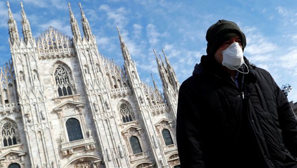 Un hombre con mascarilla en Milano Un hombre con mascarilla en Milano - Sputnik Mundo