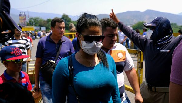 Una chica en mascarilla - Sputnik Mundo