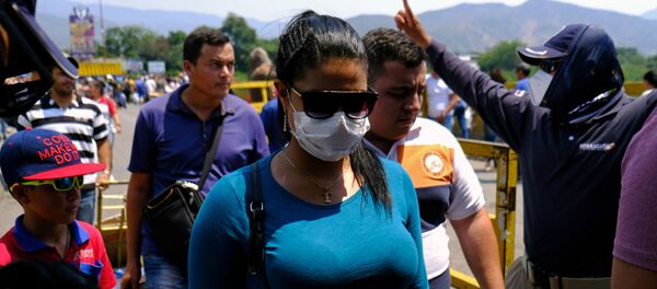 Una chica en mascarilla - Sputnik Mundo
