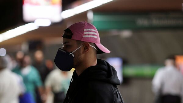 Un hombre con mascarilla en Sao Paulo, Brasil - Sputnik Mundo