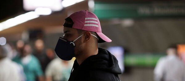 Un hombre con mascarilla en Sao Paulo, Brasil - Sputnik Mundo