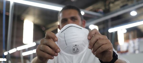 Un hombre con mascarilla en Brasil durante el brote de coronavirus Un hombre con mascarilla en Brasil durante el brote de coronavirus - Sputnik Mundo