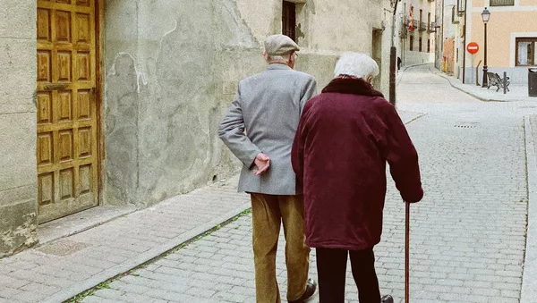 Una pareja de personas mayores 
