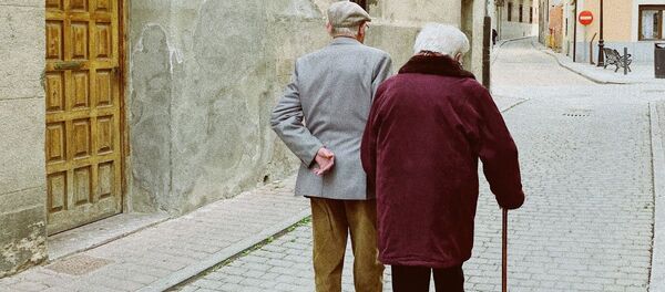 Una pareja de personas mayores  - Sputnik Mundo