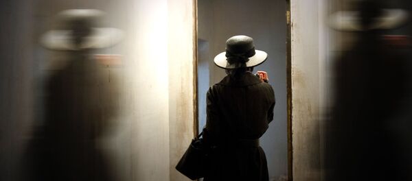 Una mujer frente al espejo (imagen referencial) - Sputnik Mundo