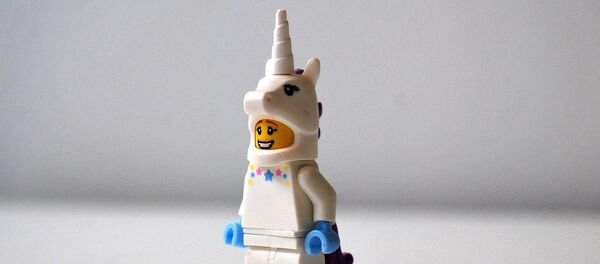 Una figura de Lego con un disfraz de Unicornio - Sputnik Mundo