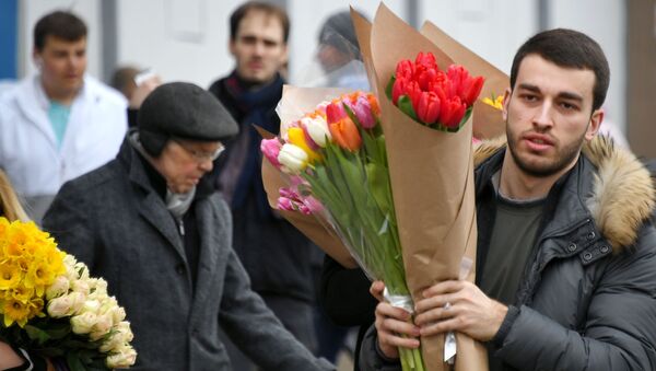 Así se preparan en Rusia para felicitar a las mujeres en su día
 - Sputnik Mundo