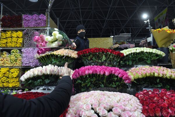 Así se preparan en Rusia para felicitar a las mujeres en su día
 - Sputnik Mundo