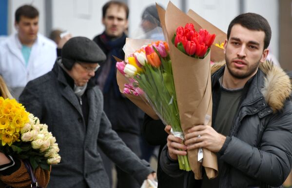 Así se preparan en Rusia para felicitar a las mujeres en su día
 - Sputnik Mundo