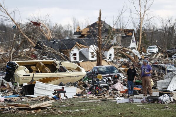 Tornados, natación invernal y coronavirus: las imágenes más impactantes de la semana - Sputnik Mundo