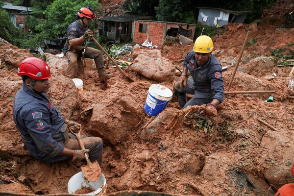 Tornados, natación invernal y coronavirus: las imágenes más impactantes de la semana - Sputnik Mundo