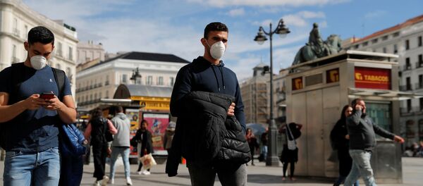 Unos hombres con mascarilla durante el brote del coronavirus en España - Sputnik Mundo