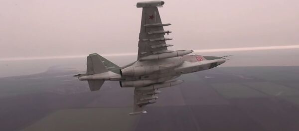 Los Su-25 rusos lanzan misiles de combate contra una caravana del 'enemigo' Los Su-25 rusos lanzan misiles de combate contra una caravana del 'enemigo' - Sputnik Mundo