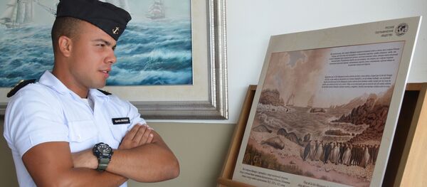 Un alumno de la Escuela Naval de Montevideo en la exposición dedicada al 200 del descubrimiento de la Antártida - Sputnik Mundo