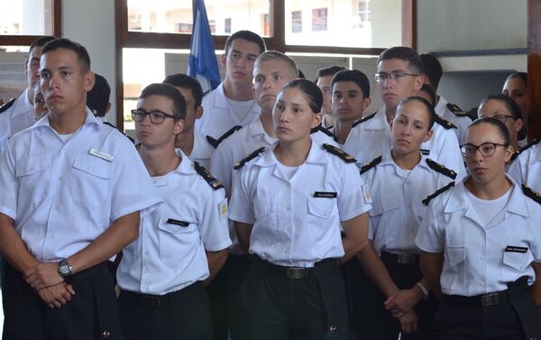 Alumnos de la Escuela Naval de Montevideo en la exposición dedicada al 200 del descubrimiento de la Antártida Alumnos de la Escuela Naval de Montevideo en la exposición dedicada al 200 del descubrimiento de la Antártida - Sputnik Mundo