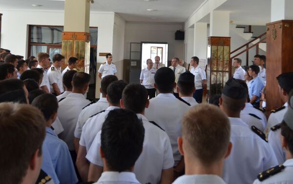Alumnos de la Escuela Naval de Montevideo en la exposición dedicada al 200 del descubrimiento de la Antártida Alumnos de la Escuela Naval de Montevideo en la exposición dedicada al 200 del descubrimiento de la Antártida - Sputnik Mundo