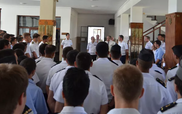 Alumnos de la Escuela Naval de Montevideo en la exposición dedicada al 200 del descubrimiento de la Antártida Alumnos de la Escuela Naval de Montevideo en la exposición dedicada al 200 del descubrimiento de la Antártida - Sputnik Mundo
