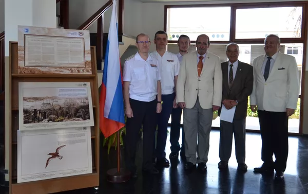 Visitantes de la exposición dedicada al 200 del descubrimiento de la Antártida en la Escuela Naval de Montevideo Visitantes de la exposición dedicada al 200 del descubrimiento de la Antártida en la Escuela Naval de Montevideo - Sputnik Mundo
