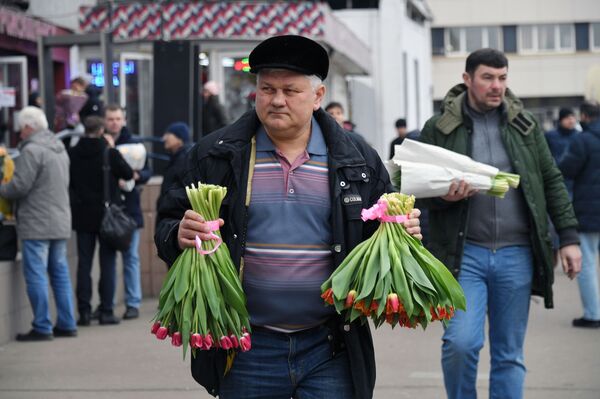 Regalar flores a una mujer en Rusia es toda una ciencia - Sputnik Mundo