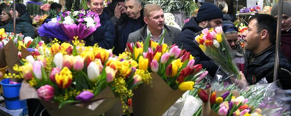 Enormes filas en una feria de flores moscovita en vísperas del día 8 de marzo - Sputnik Mundo