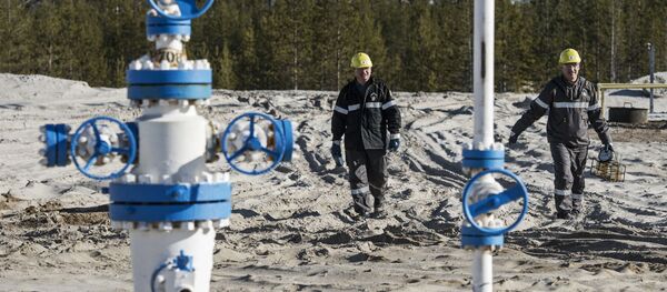 Los operadores en un yacimiento de petróleo en Rusia Los operadores en un yacimiento de petróleo en Rusia - Sputnik Mundo