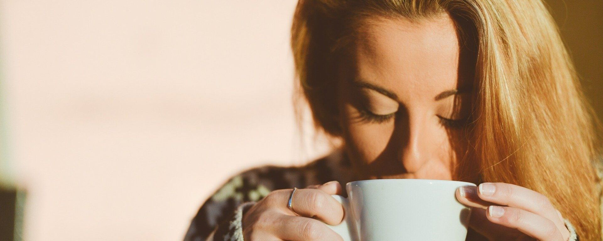 Una mujer toma café, referencial - Sputnik Mundo, 1920, 12.08.2021