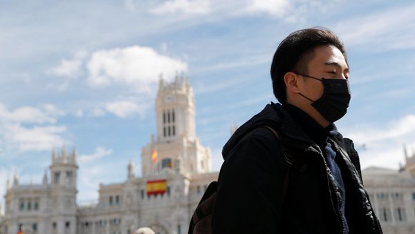 Una persona con mascarilla en Madrid Una persona con mascarilla en Madrid - Sputnik Mundo