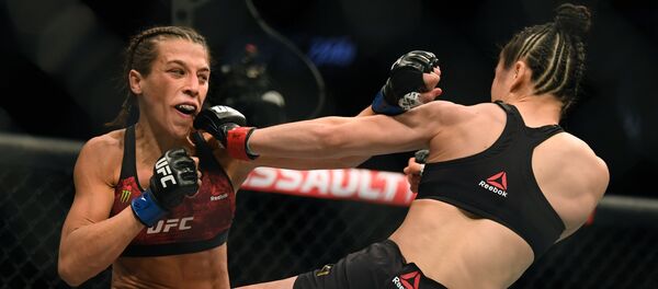 La pelea entre Joanna Jedrzejczyk y Weili Zhang - Sputnik Mundo
