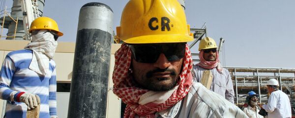 Trabajadores en un yacimiento de petróleo en Arabia Saudí - Sputnik Mundo