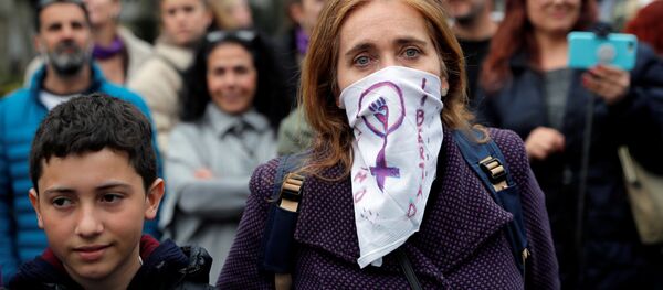 Una mujer se manifiesta por los derechos de las mujeres en Madrid - Sputnik Mundo
