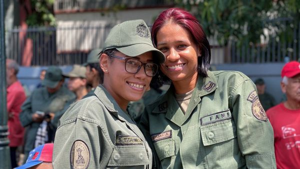 Dos mujeres militares venezolanas participando en la marcha por el Dia de la Mujer en la avenida Universidad de Caracas. Dos mujeres militares venezolanas participando en la marcha por el Dia de la Mujer en la avenida Universidad de Caracas. - Sputnik Mundo