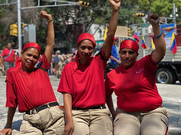 Mujeres venezolanas participando de la marcha por el Dia de la Mujer en la Plaza Morelos de Caracas, punto de inicio de la movilizacion en la capital venezolana. Van vestidas de rojo porque se reivindican como chavistas y feministas. El rojo es el color de la Revolucion bolivariana. - Sputnik Mundo