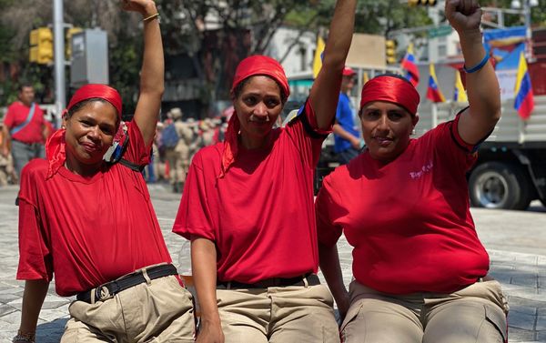 Mujeres venezolanas participando de la marcha por el Dia de la Mujer en la Plaza Morelos de Caracas, punto de inicio de la movilizacion en la capital venezolana. Van vestidas de rojo porque se reivindican como chavistas y feministas. El rojo es el color de la Revolucion bolivariana. Mujeres venezolanas participando de la marcha por el Dia de la Mujer en la Plaza Morelos de Caracas, punto de inicio de la movilizacion en la capital venezolana. Van vestidas de rojo porque se reivindican como chavistas y feministas. El rojo es el color de la Revolucion bolivariana. - Sputnik Mundo