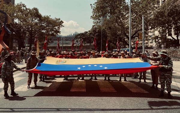 Milicianos y milicianas sosteniendo la bandera de Venezuela en la marcha por el Dia de la Mujer en Caracas. Milicianos y milicianas sosteniendo la bandera de Venezuela en la marcha por el Dia de la Mujer en Caracas. - Sputnik Mundo