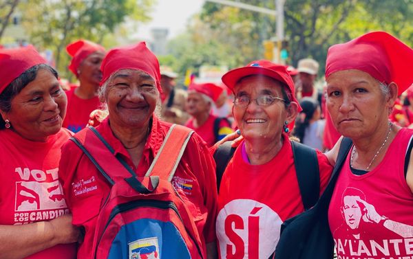Varias mujeres participando de la marcha por el Dia de la Mujer en Caracas en la avenida Universidad, una arteria central de la capital venezolana por donde ha transcurrido la movilizacion. Las mujeres visten de rojo porque es el color simbolo de la Revolucion bolivariana. La manifestacion ha sido convocada en Venezuela por el Ministerio de la Mujer. Varias mujeres participando de la marcha por el Dia de la Mujer en Caracas en la avenida Universidad, una arteria central de la capital venezolana por donde ha transcurrido la movilizacion. Las mujeres visten de rojo porque es el color simbolo de la Revolucion bolivariana. La manifestacion ha sido convocada en Venezuela por el Ministerio de la Mujer. - Sputnik Mundo