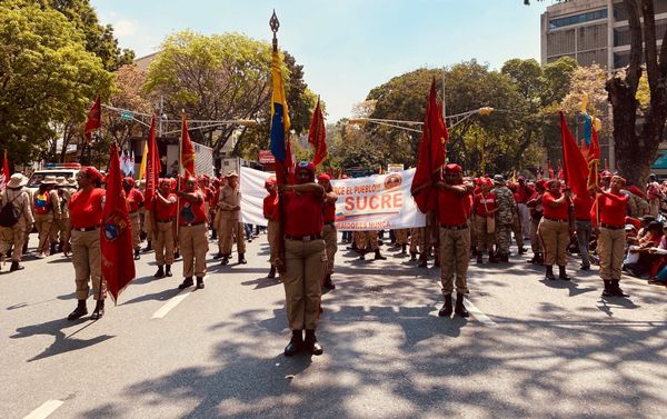 Varias mujeres encabezando la marcha por el Dia de la Mujer en Caracas portando la bandera venezolana como estandarte de la manifestacion en la avenida Universidad, una de las vias principales del recorrido. Varias mujeres encabezando la marcha por el Dia de la Mujer en Caracas portando la bandera venezolana como estandarte de la manifestacion en la avenida Universidad, una de las vias principales del recorrido. - Sputnik Mundo