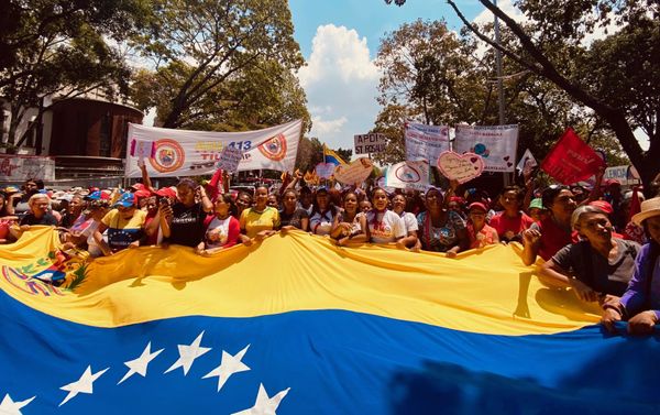 Un grupo de mujeres que participan en la multitudinaria marcha por el Dia de la Mujer en Caracas portan una bandera gigante de Venezuela mientras avanzan caminando por la avenida Universidad en direccion al Panteon Nacional, punto final de la manifestacion. Las mujeres van cantando consignas revolucionarias y en pro de los derechos de la mujer en el mundo. Un grupo de mujeres que participan en la multitudinaria marcha por el Dia de la Mujer en Caracas portan una bandera gigante de Venezuela mientras avanzan caminando por la avenida Universidad en direccion al Panteon Nacional, punto final de la manifestacion. Las mujeres van cantando consignas revolucionarias y en pro de los derechos de la mujer en el mundo. - Sputnik Mundo