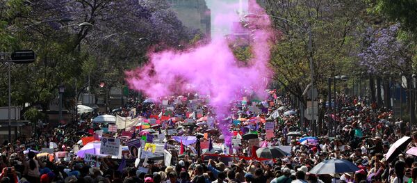 La manifestación en el Día Internacional de la Mujer en México - Sputnik Mundo