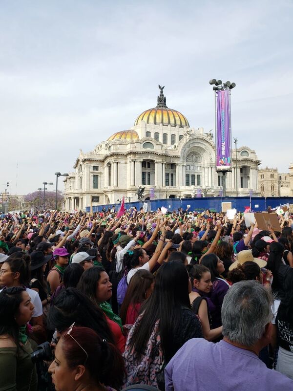 La masiva manifestación en el Día Internacional de la Mujer en México - Sputnik Mundo