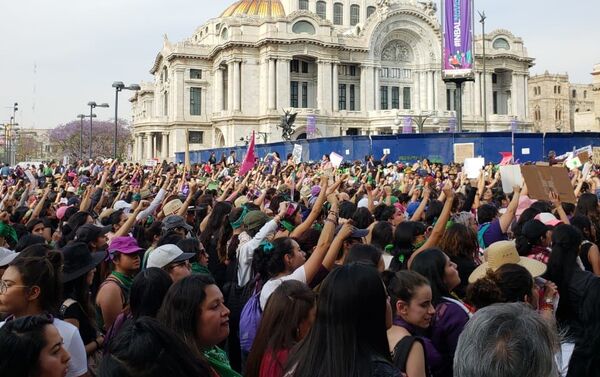 La masiva manifestación en el Día Internacional de la Mujer en México - Sputnik Mundo