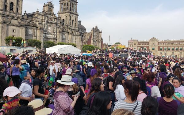 La masiva manifestación en el Día Internacional de la Mujer en México - Sputnik Mundo