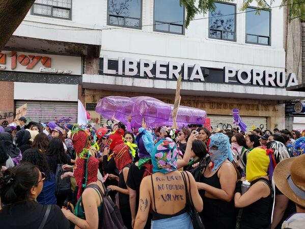La masiva manifestación en el Día Internacional de la Mujer en México - Sputnik Mundo