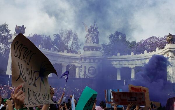 La masiva manifestación en el Día Internacional de la Mujer en México - Sputnik Mundo